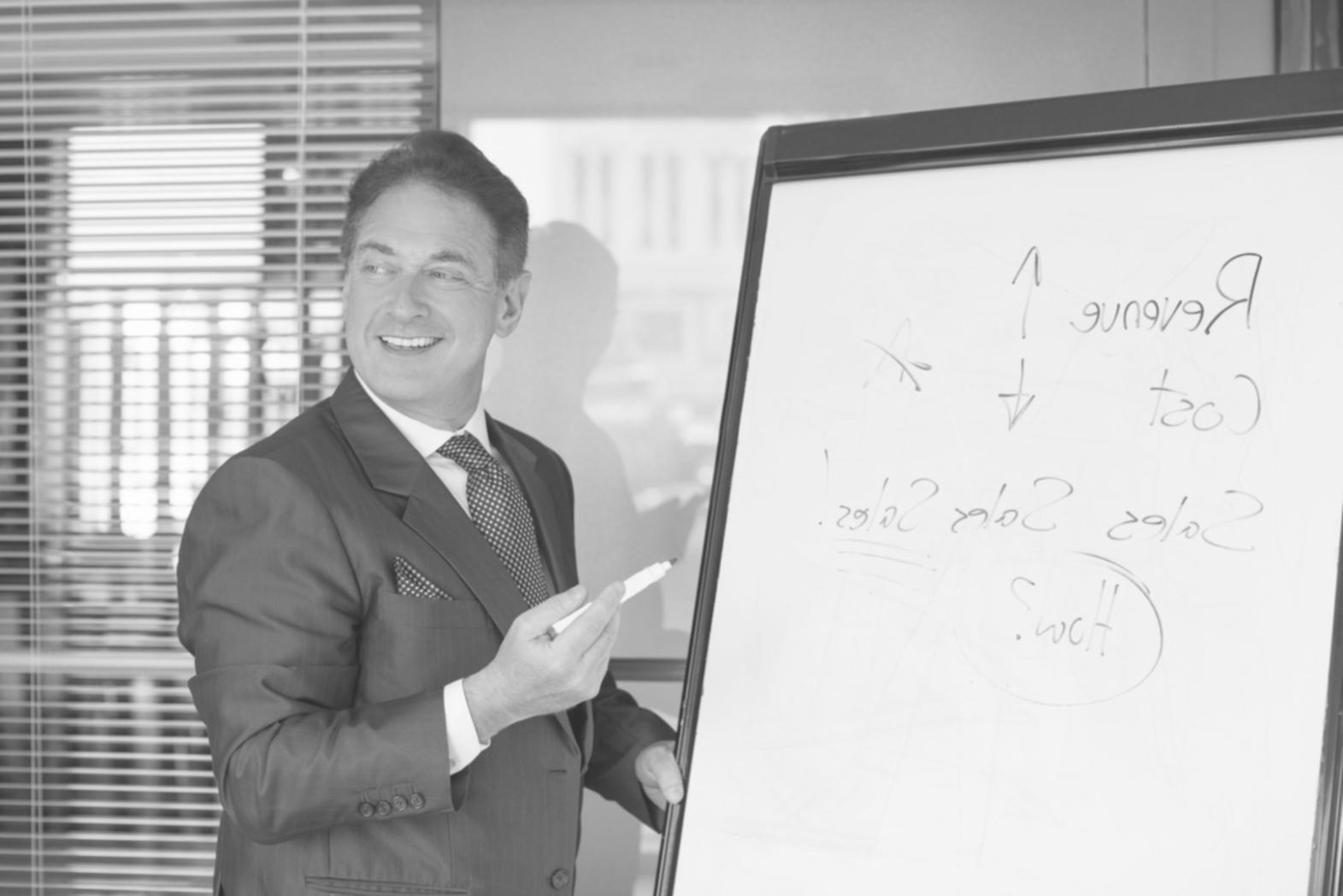 Equipo de análisis financiero trabajando con software cryvoneraquix