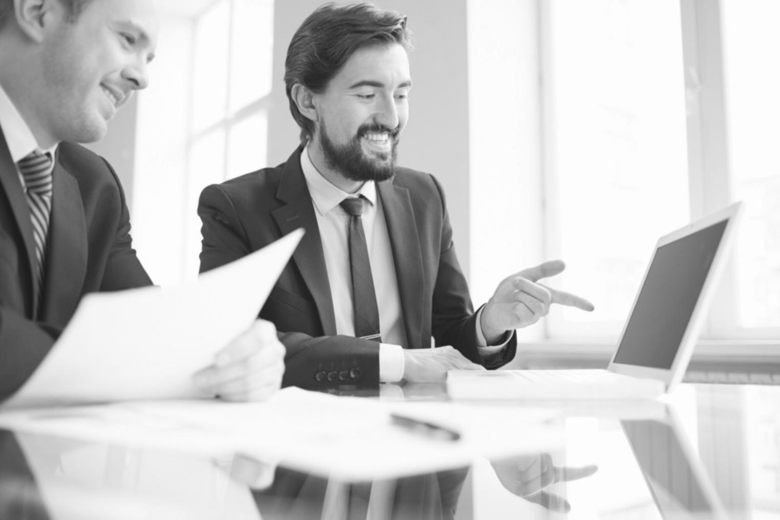 Espacio de trabajo con análisis financiero y documentación