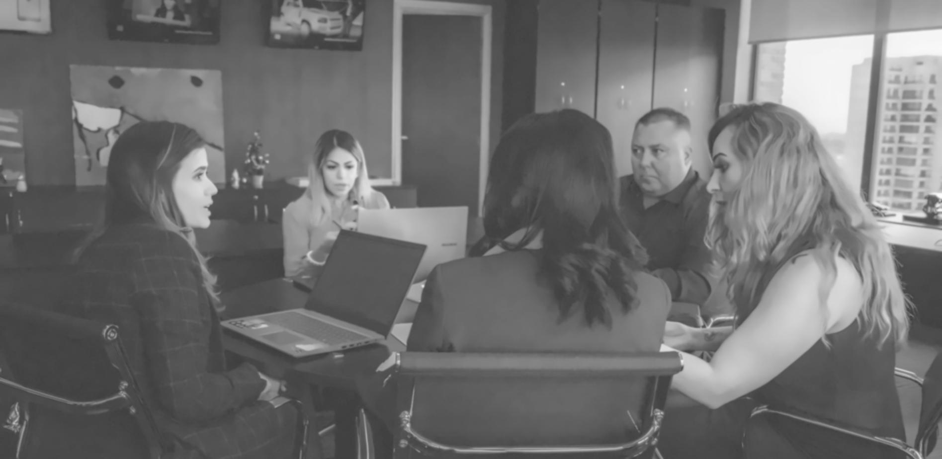 Análisis financiero con gráficos y datos empresariales