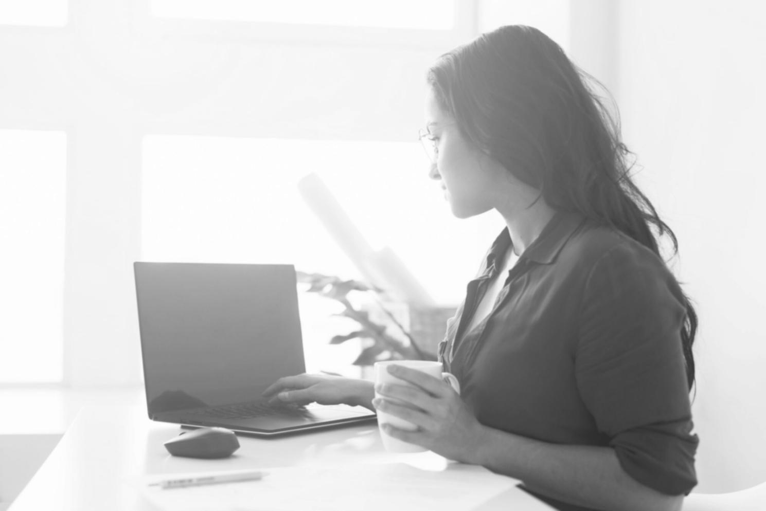 Equipo colaborando en estrategias financieras