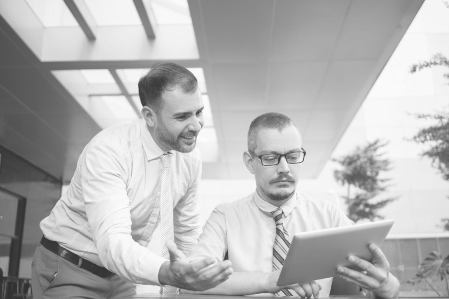 Sesión de trabajo analizando gráficos financieros en pantalla compartida