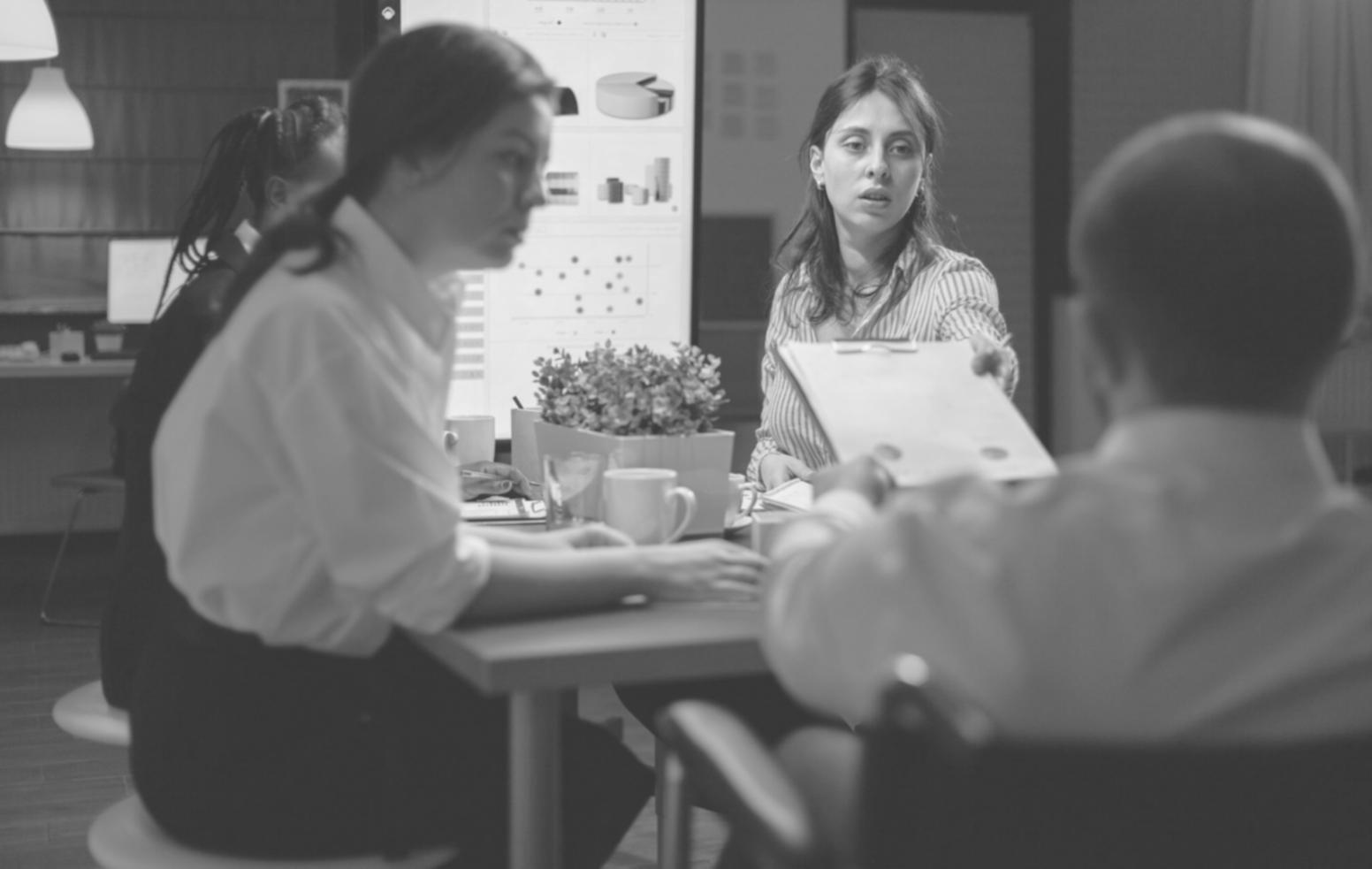 Interface de software financiero con múltiples módulos de análisis